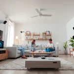 Seguridad moderna del hogar con sistemas de alarma y cámaras que transmiten alarmas de seguridad en un entorno agradable.